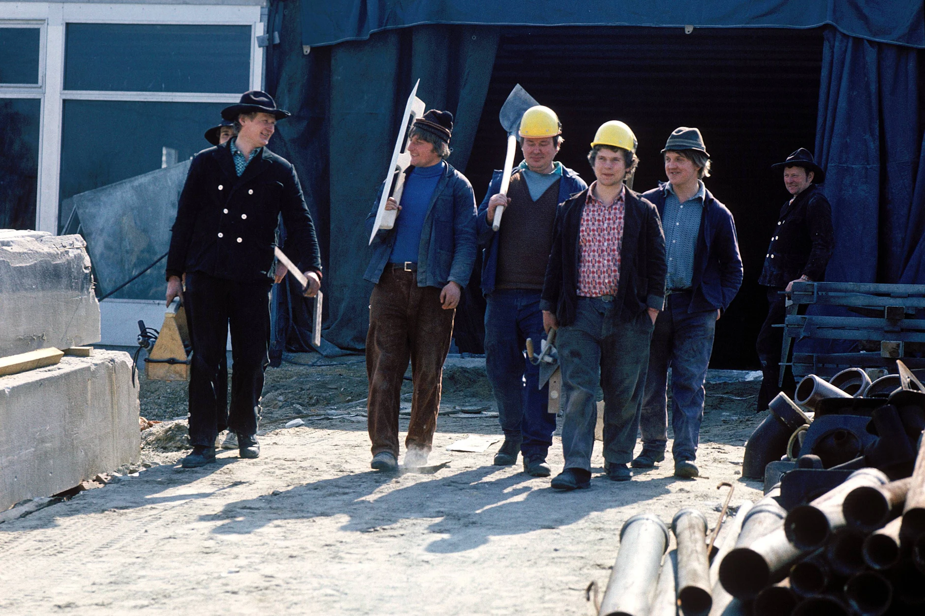 Feierabend auf dem Bau: Viele Handwerker hätten in der DDR erst nach Feierabend gut verdient und schwarz gearbeitet, schreiben uns auch Leser.