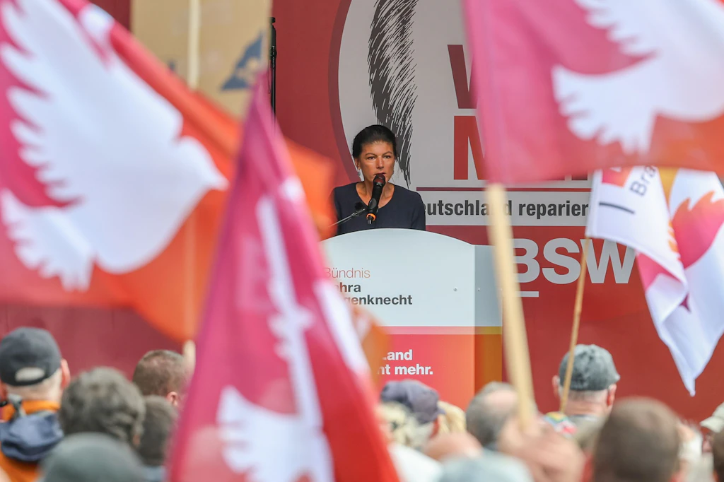 Sahra Wagenknecht spricht bei der Kundgebung des BSW unter dem Motto „Merz muss weg!“ in Magdeburg.