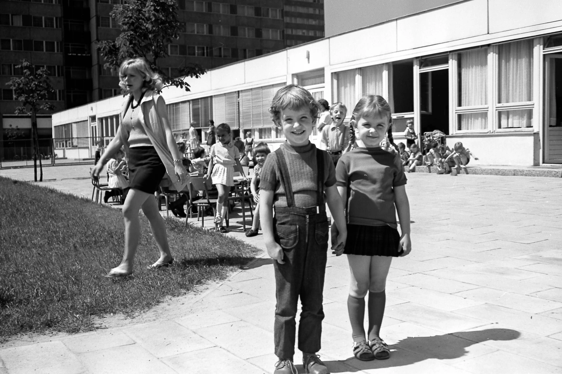 Ein Blick in den Garten eines DDR-Kindergartens. Kindergarten- und Krippenerzieher wurden in der DDR nicht besonders gut bezahlt.