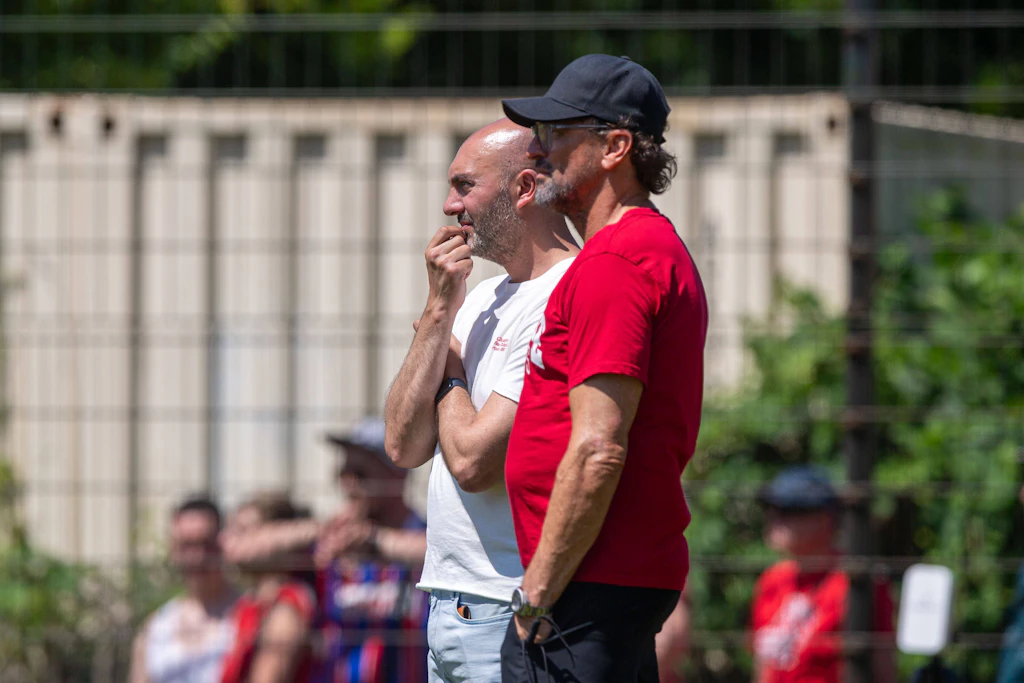 Freuen sich auf den nächsten neuen Spieler: Kaderplaner Maniyel Nergiz (l.) und Trainer Claus-Dieter Wollitz (r.). 