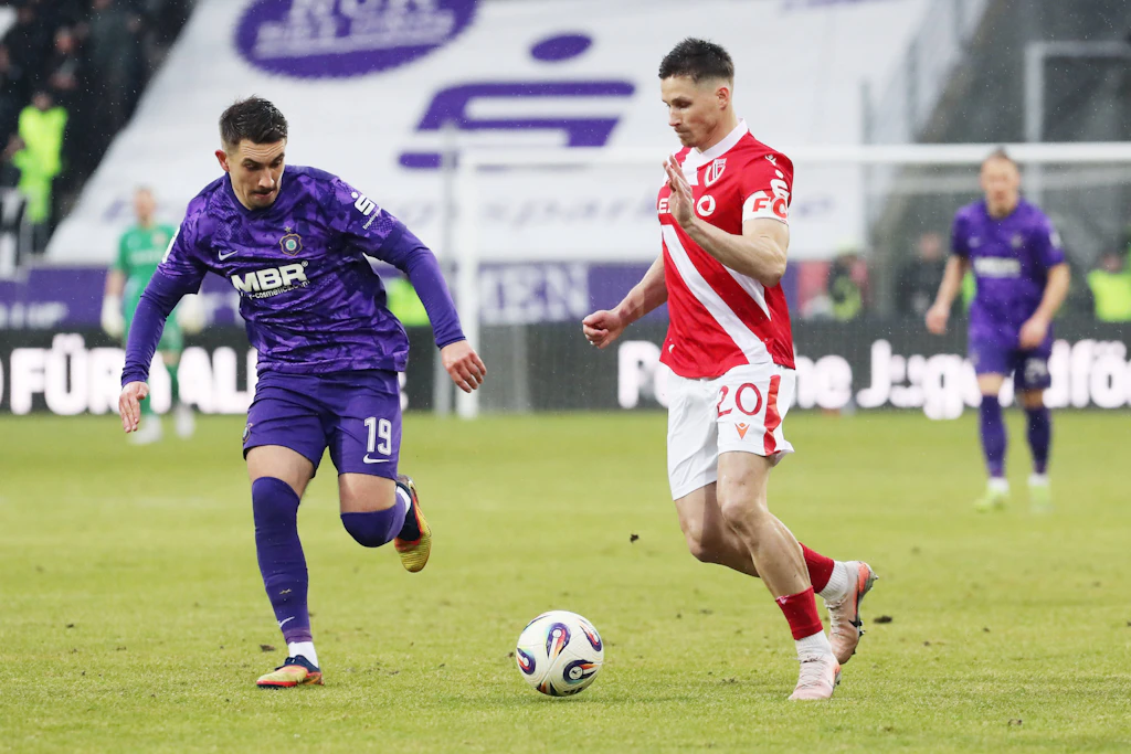 Zuletzt noch Gegner, bald vereint: Julian Guttau (l.) wechselt vom FC Erzgebirge Aue an die Lausitz, wo er mit Axel Borgmann und dem FC Energie Cottbus die Klasse in der 2. Liga halten will.