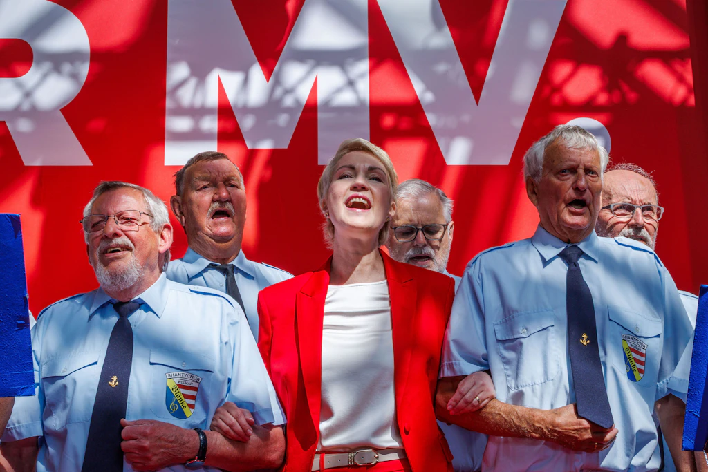 Manuela Schwesig (M, SPD), Ministerpräsidentin von Mecklenburg-Vorpommern, singt beim Parteitag mit dem Shanty-Chor.