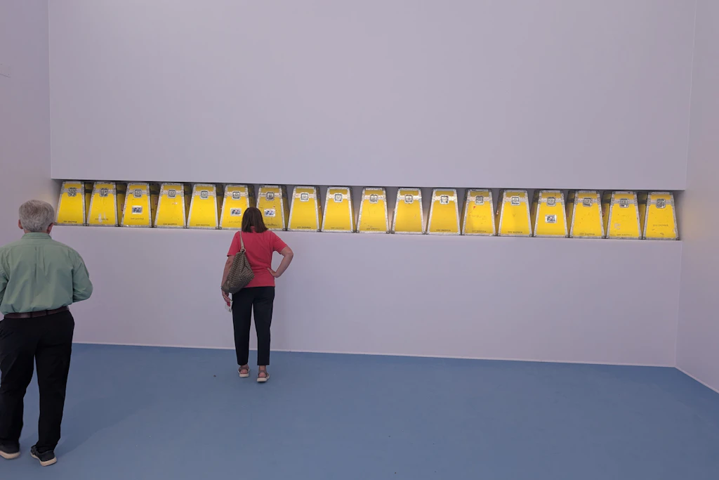 Gelbe Transportkisten für tiefgekühltes Sperma als Kunst: der dänische Pavillon „Things to Come“&nbsp;von Maja Malou Lyse bei der Biennale in Venedig 2026.
