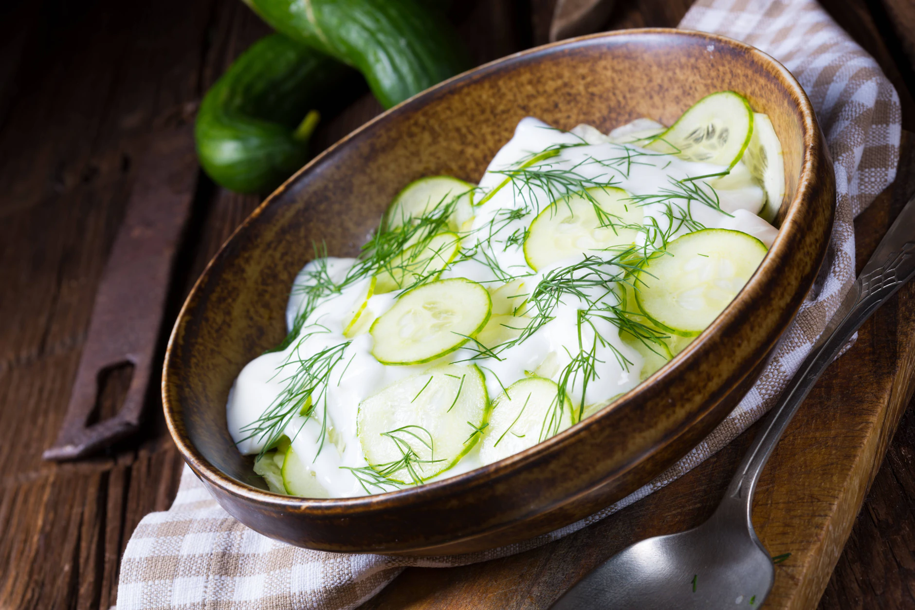 Frischer Gurkensalat mit Dill und saurer Sahne