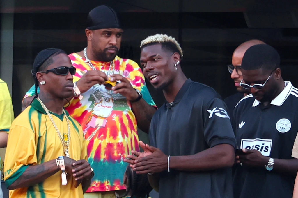 Rapper Travis Scott (l.) verfolgte das WM-Spiel zwischen Brasilien und Marokko mit Paul Pogba (r.) im MetLife Stadium. In der Halbzeitpause musste er nur schnell ein Wettrennen laufen.