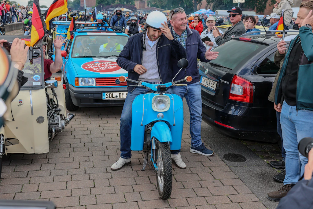 Der AfD-Spitzenkandidat Ulrich Siegmund sitzt auf seiner Schwalbe bei der ersten gemeinsamen Simson-Ausfahrt in Sachsen Anhalt.