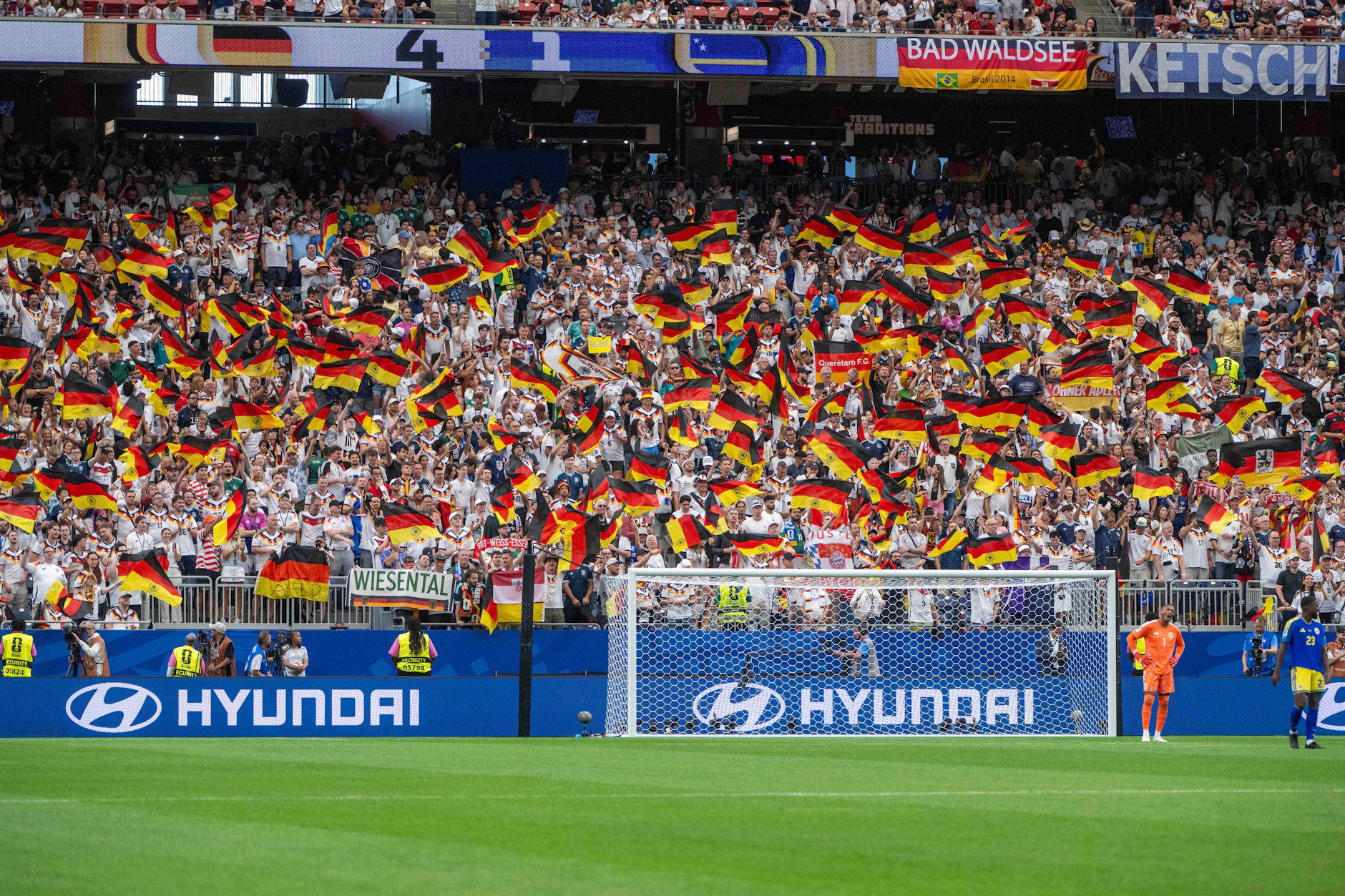 Die deutsche Nationalmannschaft wird in Texas von tausenden Fans unterstützt.