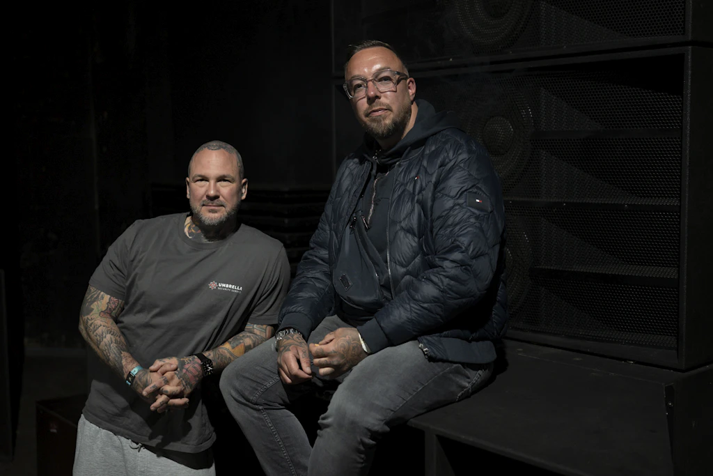 Daniel (l.) und Fritz bewachen Berliner Clubs, Festivals und Parks. Oft stehen sie noch selbst an der Tür.