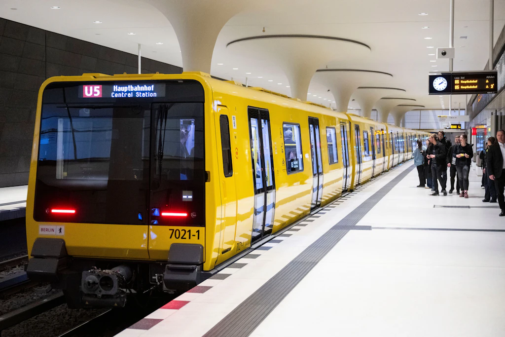 Eine U-Bahn hält in der Stationen Rotes Rathaus an der U5 in Mitte. Die CDU-Fraktion schlägt vor, diese Linie sowie die U7 und U8 testweise mit Zugangskontrollen zu versehen.