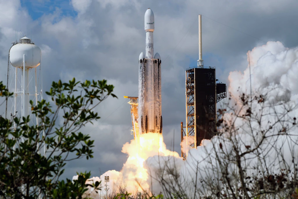 Eine SpaceX-Falcon-Heavy-Rakete startet vom Kennedy Space Center in Florida.