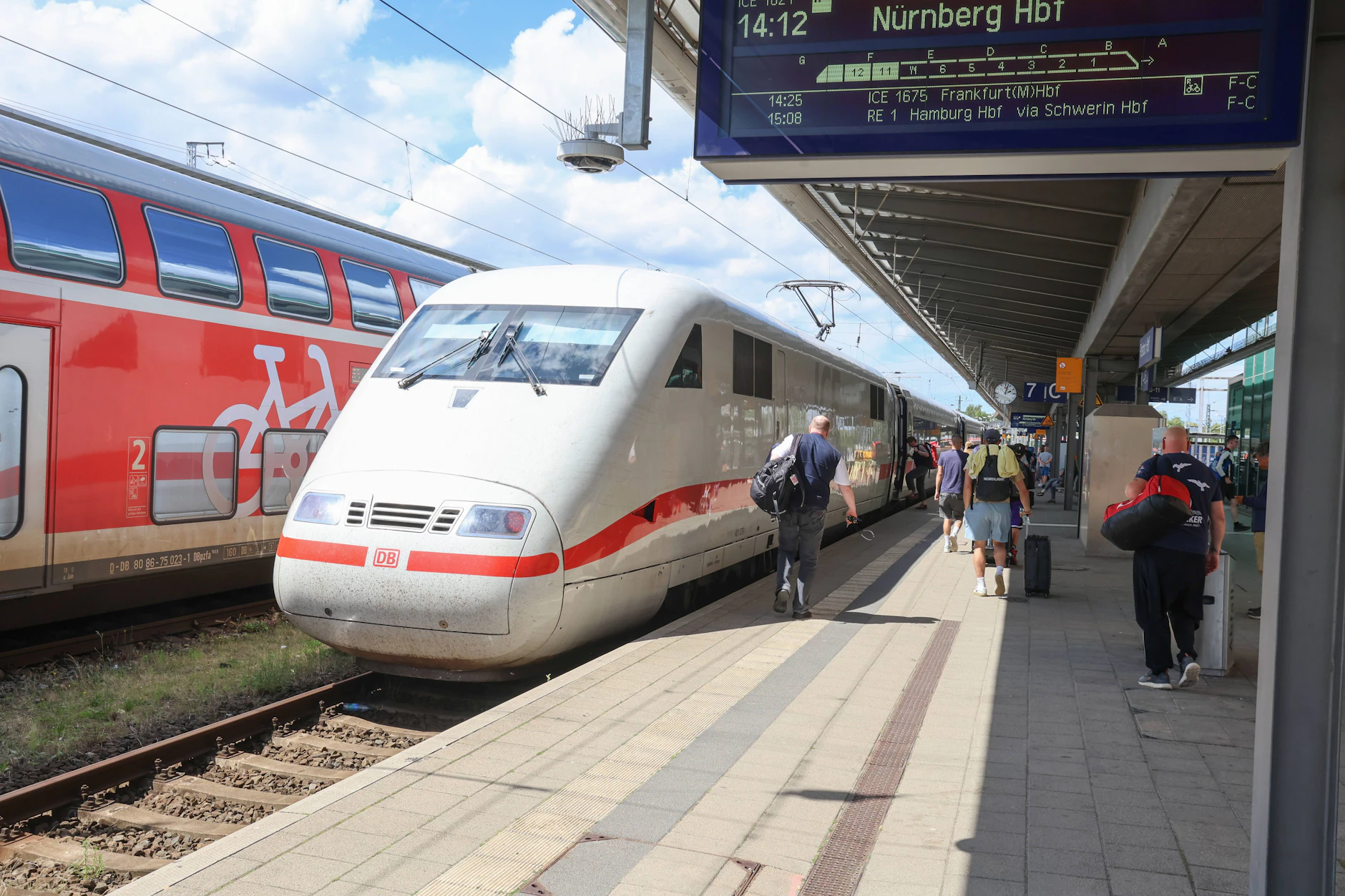 Der Rostocker Hauptbahnhof ist wichtig für anreisende Urlauber an die Ostsee. Täglich halten hier bisher 20 IC und ICE.