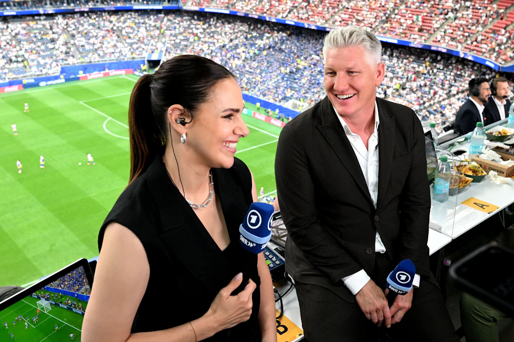 Die Moderatorin Esther Sedlaczek musste vor dem WM-Viertelfinale auf den Weltmeister und TV-Experten Bastian Schweinsteiger (r.) warten.
