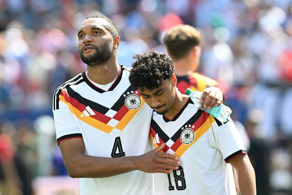 DFB-Abwehrchef Jonathan Tah (l) und der nun ausfallende Nathaniel Brown