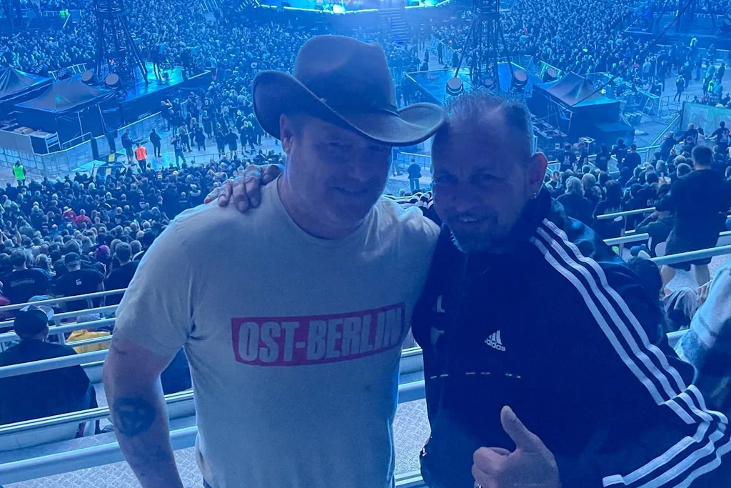 Unser Reporter mit dem aus Berlin angereisten Onkelz-Fan Roy K.