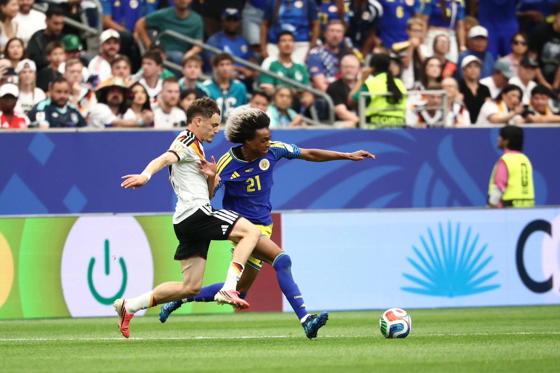 Florian Wirtz (l.) im Zweikampf gegen Tahith Chong.