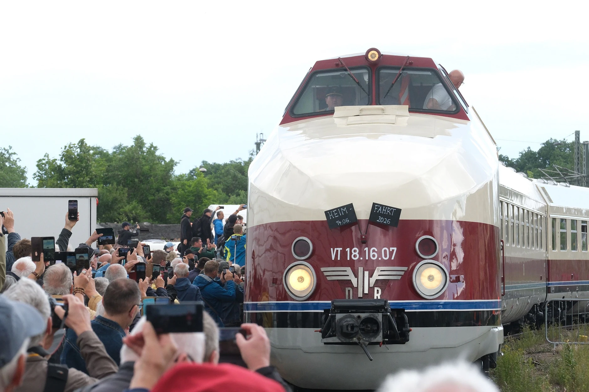 Die Fahrt kann beginnen. Nach mehr als fünf Jahren Restaurierung rollt der historische Schnellzug SVT Görlitz wieder.