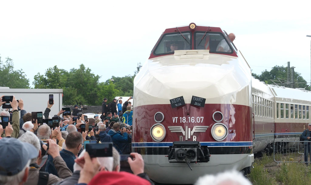„DDR-ICE“ rollt wieder: Legendärer Schnellzug SVT Görlitz feiert Comeback