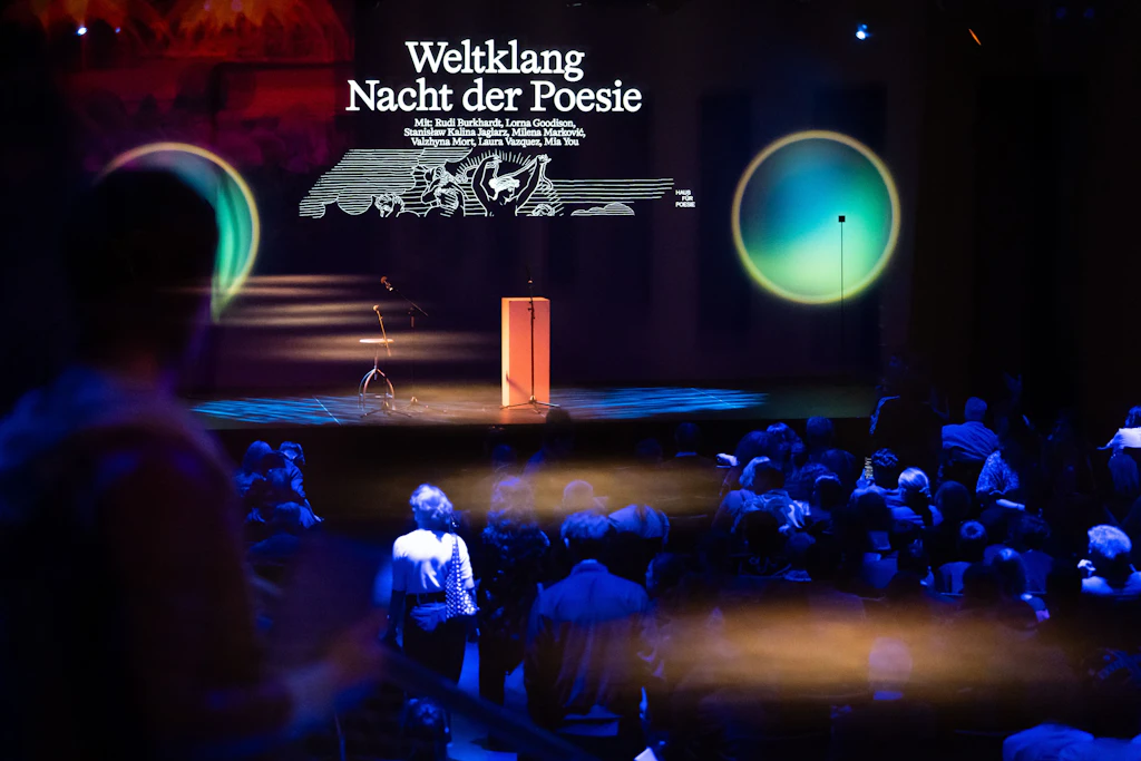 Das Silent Green bot einen stimmungsvollen Ort für die „Weltklang – Nacht der Poesie“.