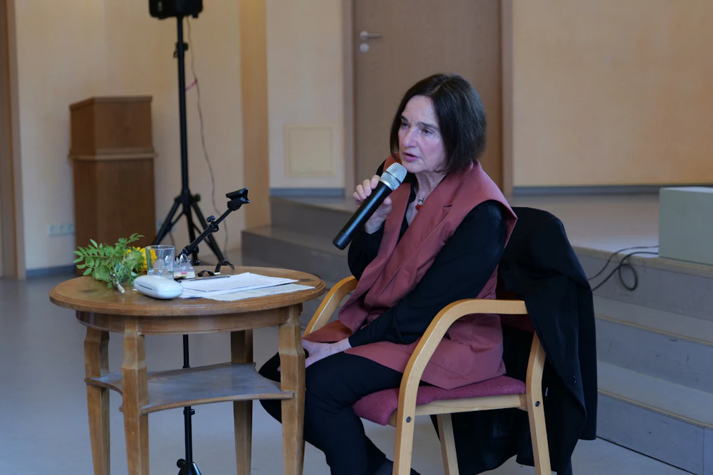 Daniela Dahn liest aus ihrem Buch „Der Schlaf der Vernunft“.