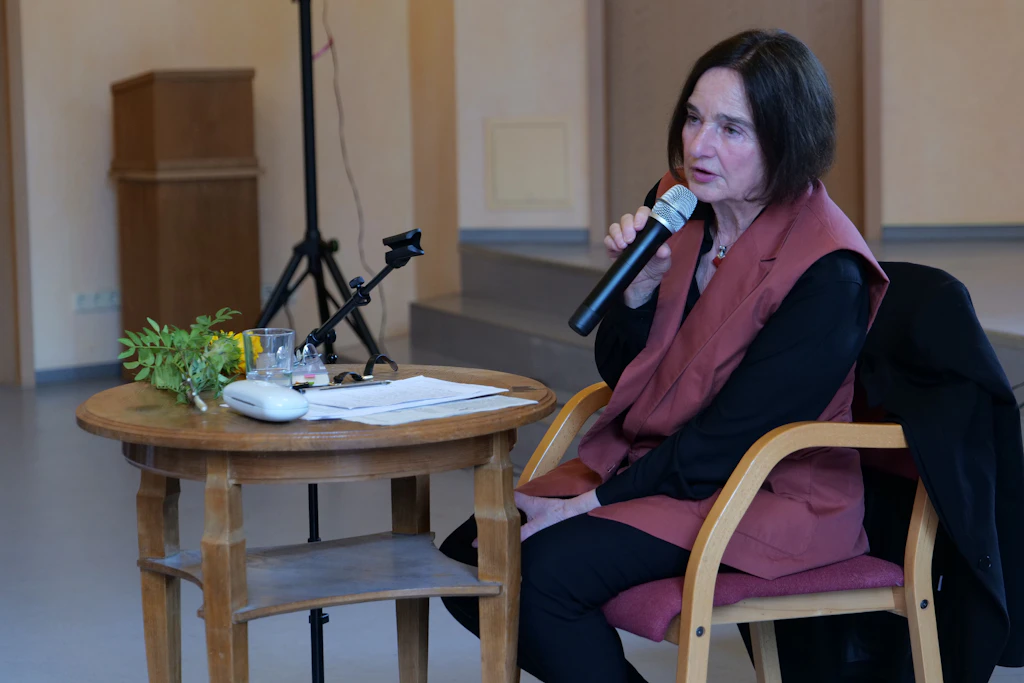 Daniela Dahn liest aus ihrem Buch „Der Schlaf der Vernunft“.
