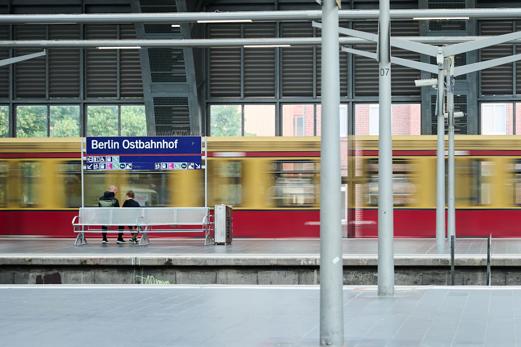 Ein Zug der S-Bahn Berlin GmbH fährt in den Ostbahnhof ein. Ob das Bundesunternehmen dort auch künftig hält, ist weiter ungewiss.
