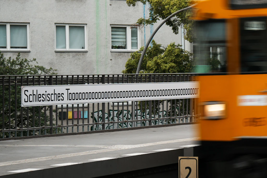 Auch im Bahnhof Schlesisches Tor in Kreuzberg sollen viele Tooooore bejubelt werden.