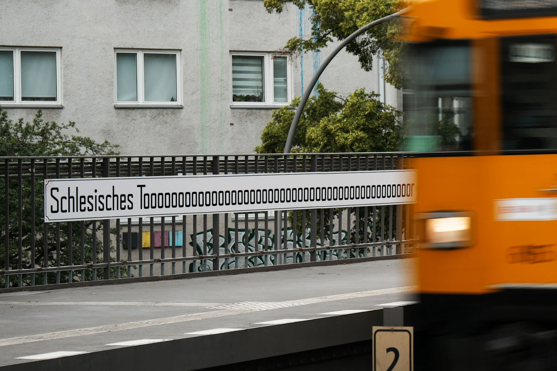 Auch im Bahnhof Schlesisches Tor in Kreuzberg sollen viele Tooooore bejubelt werden.