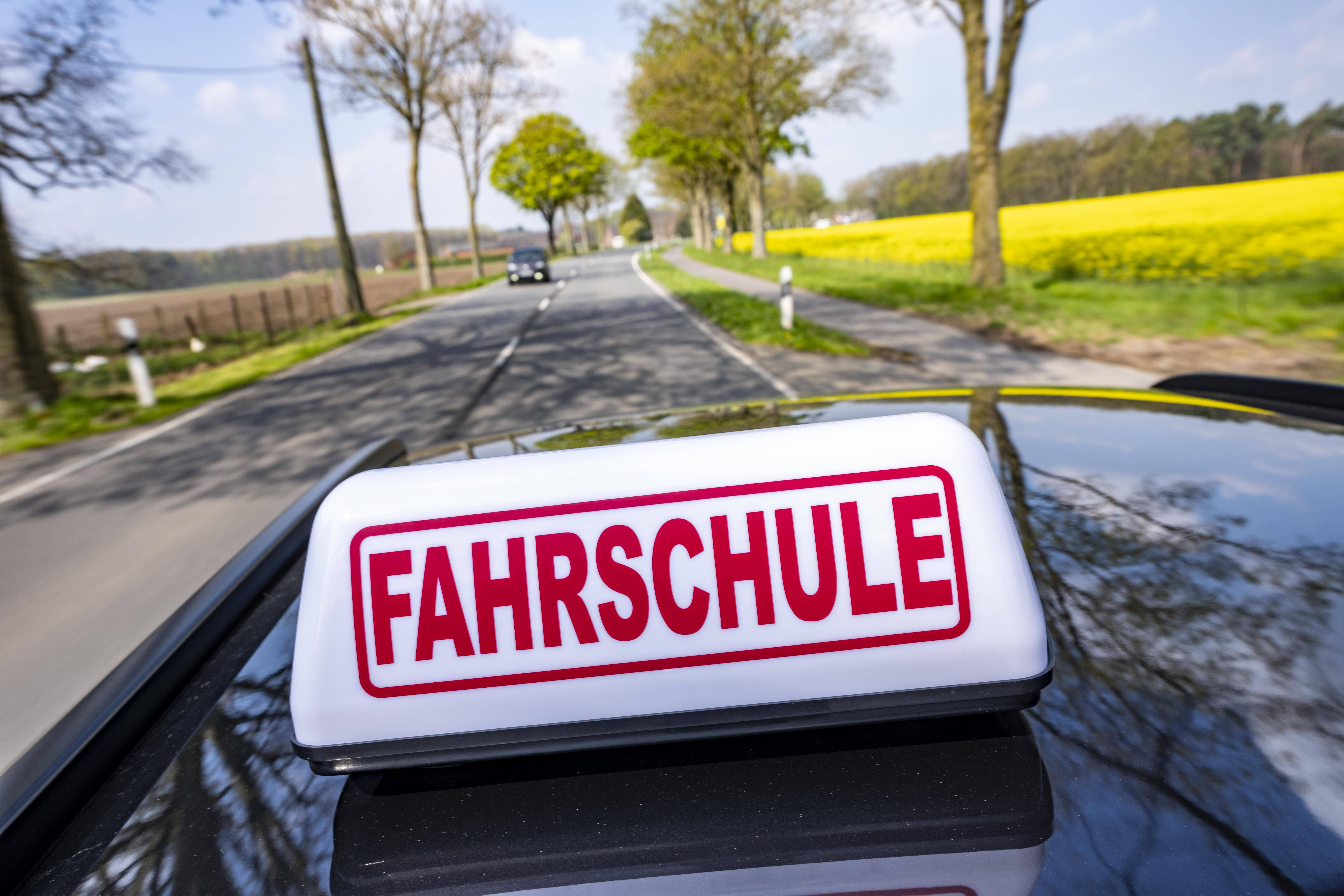 Führerschein vom Arbeitgeber bezahlt: Wer Azubis die Kosten erstattet
