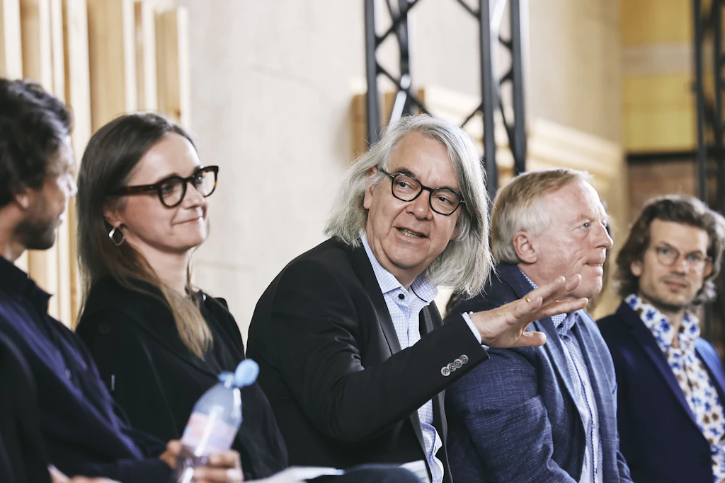 Bei der Vorstellung der Spielzeit 2026/2027: v.l. Jonathan dos Santos, Joanna Lewicka, Hans-Georg Wegner, Rolf Petersen, Leiter der Fritz-Reuter-Bühne, und Emil Roijer, geschäftsführender Operndirektor.