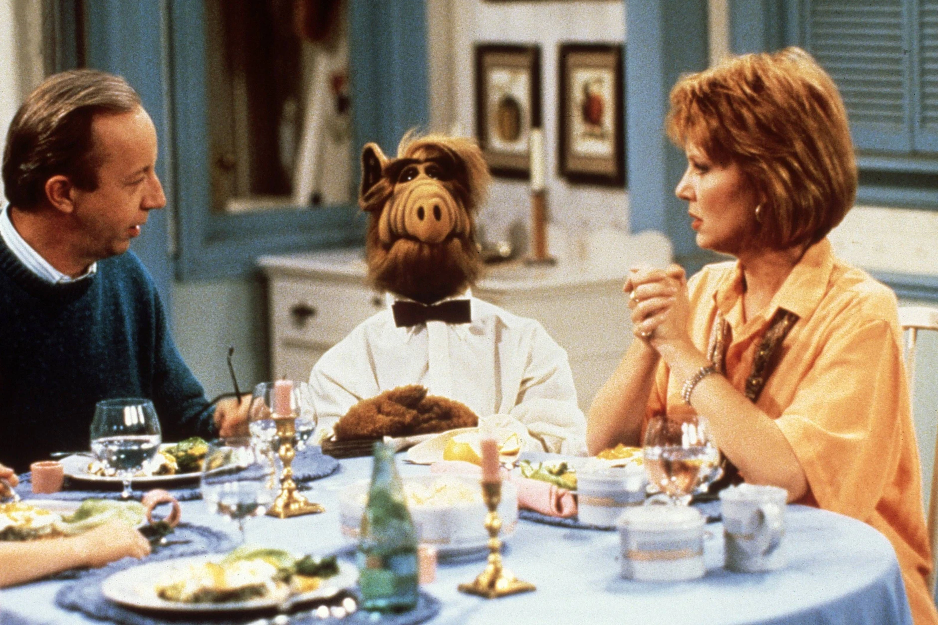 Szene aus einer Folge der Serie „Alf“ von 1986 mit Anne Schedeen als Kate Tanner und Max Wright als Willie Tanner.