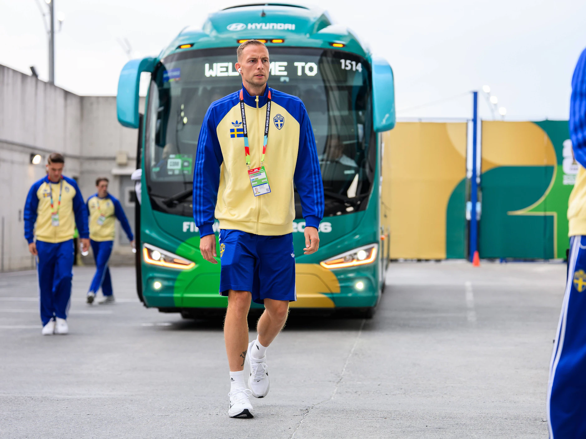 Gustaf Nilsson steigt aus dem Mannschaftsbus der schwedischen Nationalmannschaft bei der WM. Steigt er bald bei Hertha ein?