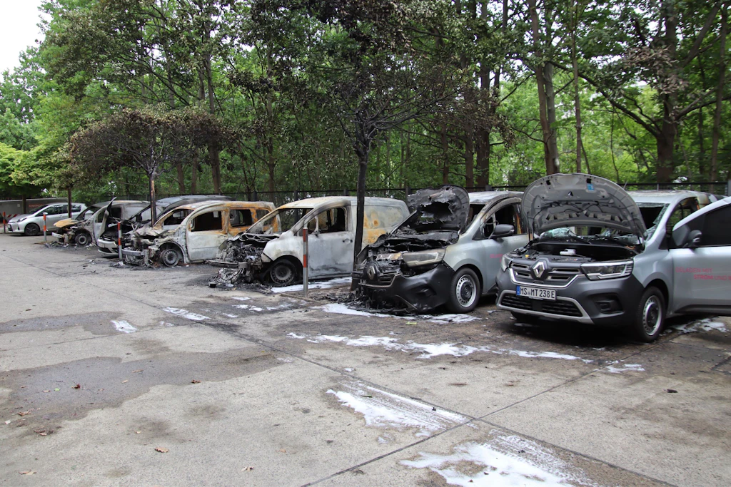 Feuer in Lichtenberg: Linksextremisten bekennen sich zu Brandanschlag auf Telekom-Autos