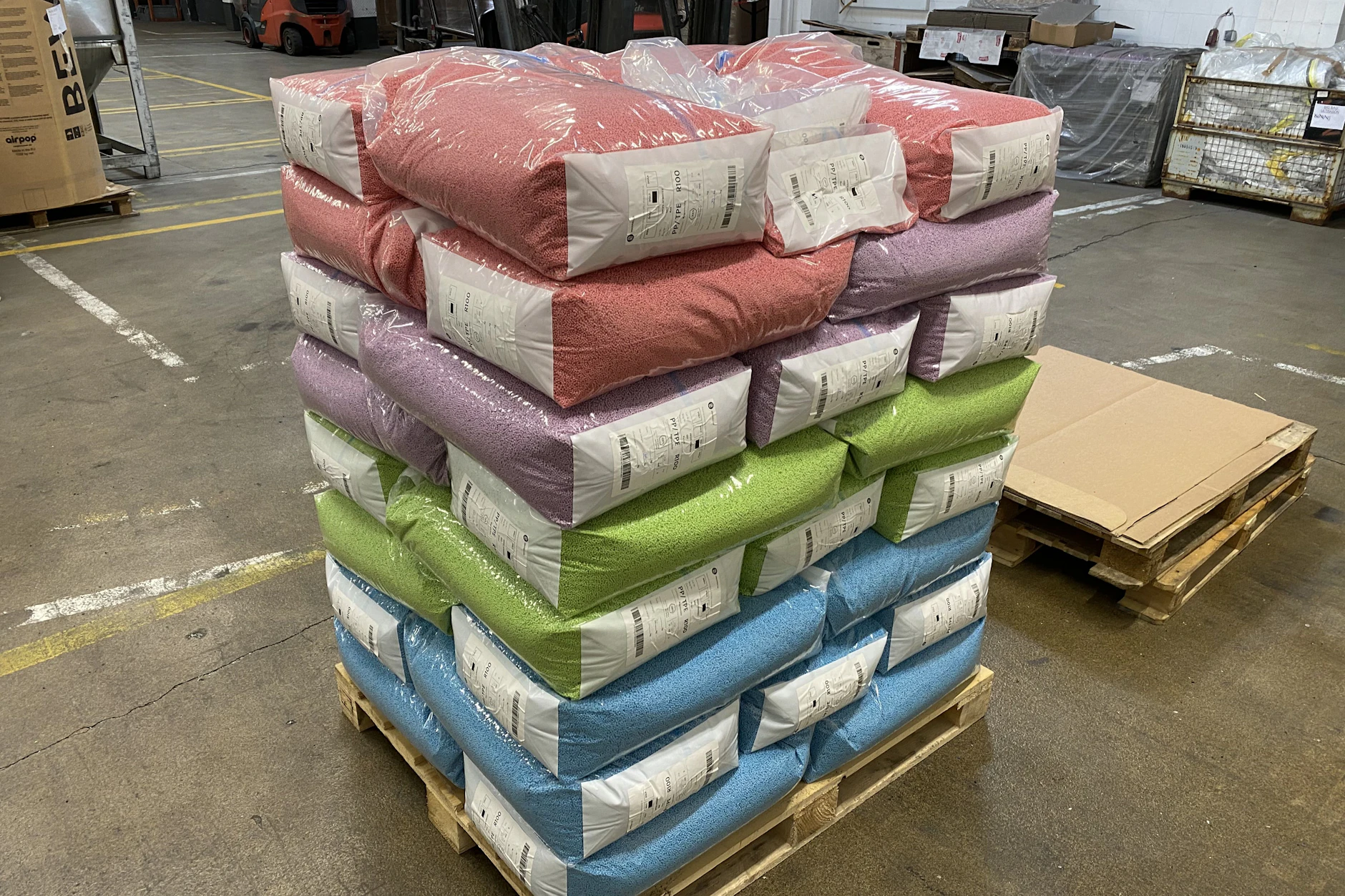 Aus den recycelten Gegenständen stellt HolyPoly Granulat für neue Produkte her.