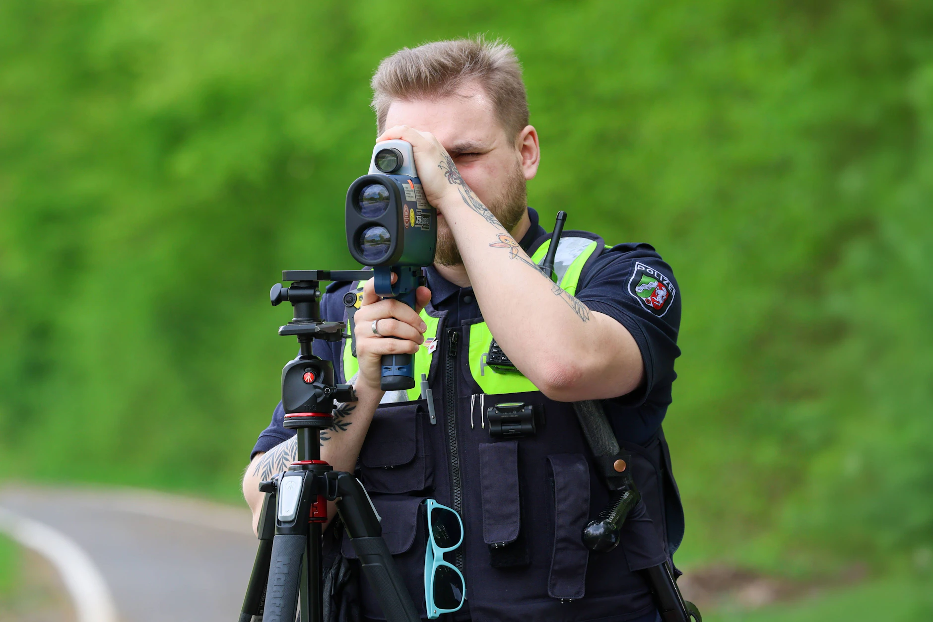 Einmal nicht aufgepasst, schon wird man geblitzt: Das ist wohl den meisten Autofahrern schon einmal passiert. In Ungarn dürfte sich ein Autofahrer jetzt ganz besonders ärgern.