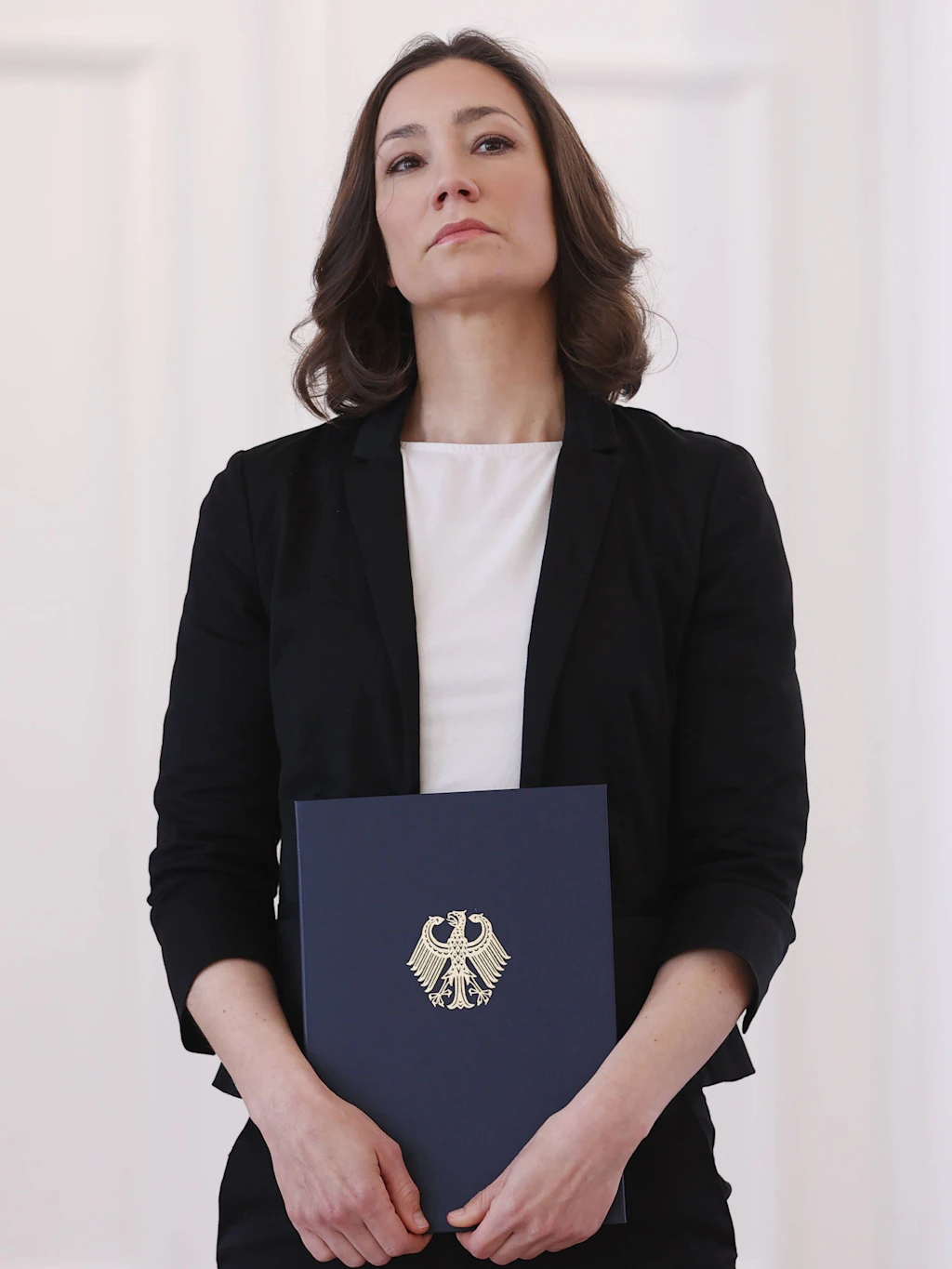 Weich gefallen: Anne Spiegel sah sich April 2022 zum Rücktritt von ihrem Amt als&nbsp;<a rel="mw:WikiLink" href="https://de.wikipedia.org/wiki/Bundesministerium_f%C3%BCr_Familie,_Senioren,_Frauen_und_Jugend">Bundesministerin für Familie, Senioren, Frauen und Jugend</a>&nbsp;gezwungen, wurde im November 2025 schließlich zur neuen Sozialdezernentin der <a rel="mw:WikiLink" href="https://de.wikipedia.org/wiki/Region_Hannover">Region Hannover</a> gewählt.