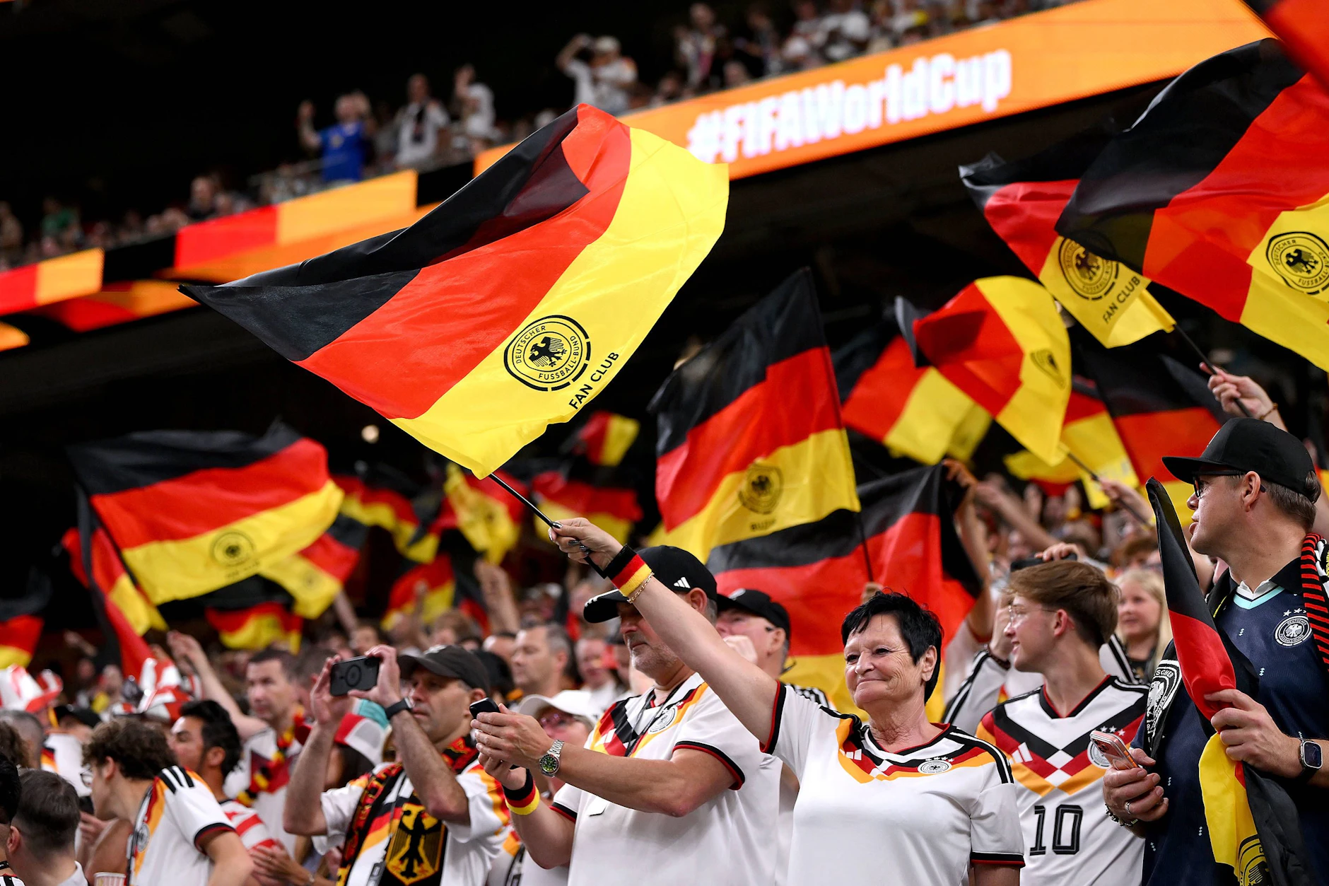 Deutsche Fans feierten beim WM-Spiel gegen Curaçao ausgelassen. Abseits des Platzes sorgte eine Schiedsrichter-Geste für Diskussionen.