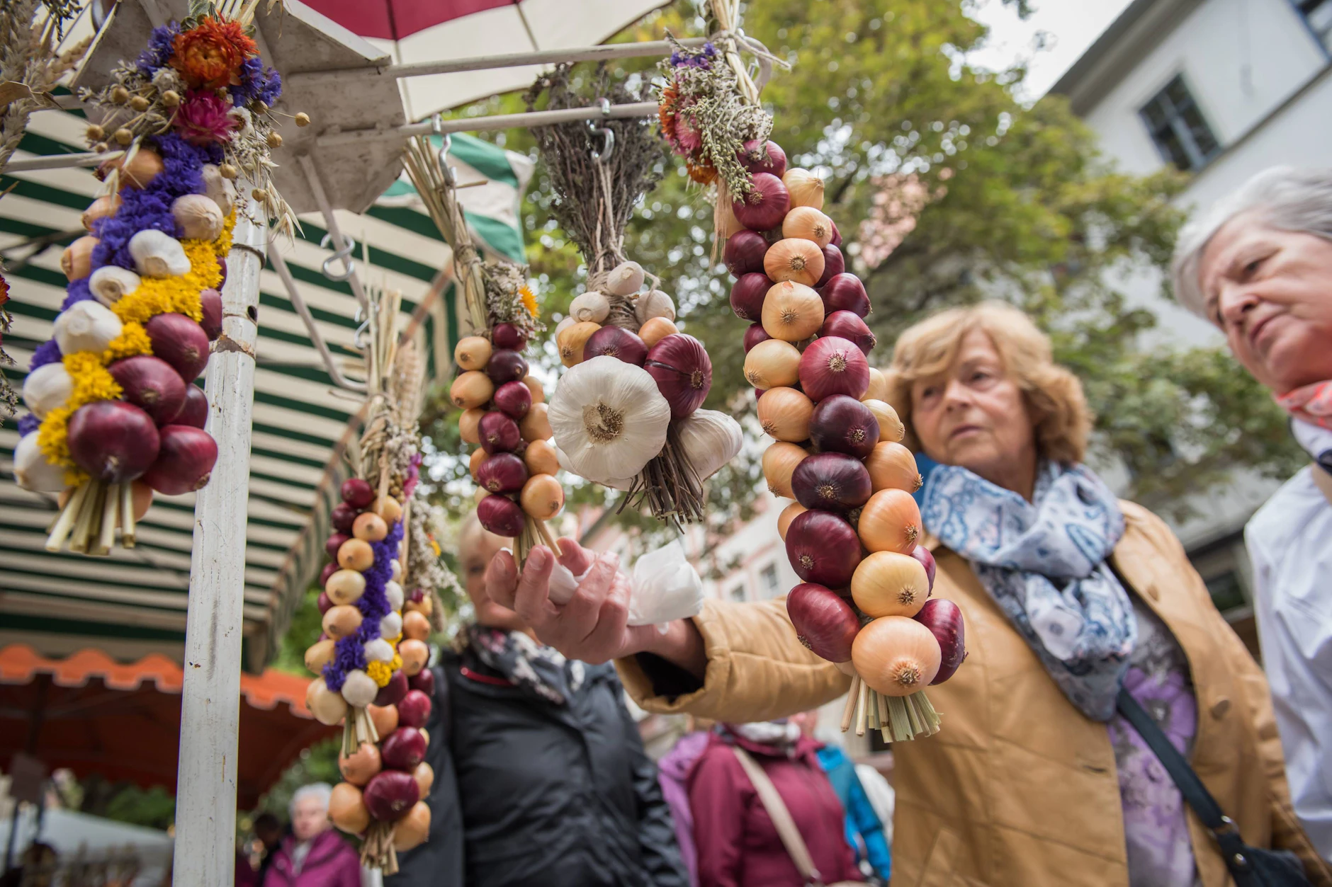 Der Weimarer Zwiebelmarkt ist eine Kult-Veranstaltung im Osten. Hier gibt es nicht nur Zwiebelzöpfe, man kann auch richtig gut essen.