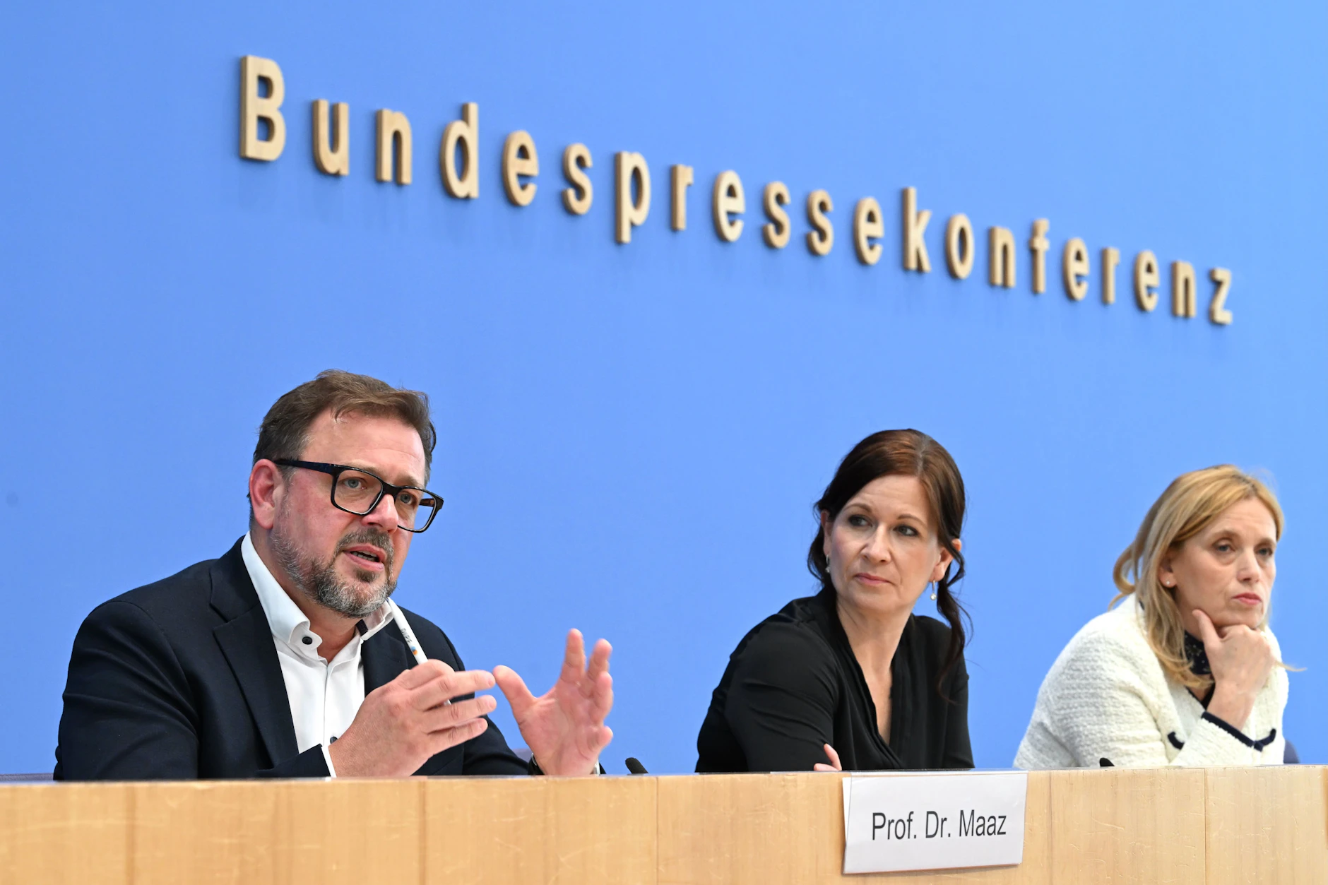 Kai Maaz (l.), geschäftsführender Direktor des Leibniz-Instituts für Bildungsforschung und Bildungsinformation (DPIF), Katharina Günther-Wünsch (l.) und Katrin Prien (beide CDU) stellten den Bericht <a target="_blank" href="https://www.berliner-kurier.de/topics/berlin">„</a>Bildung in Deutschland 2026“ in der Bundespressekonferenz vor.