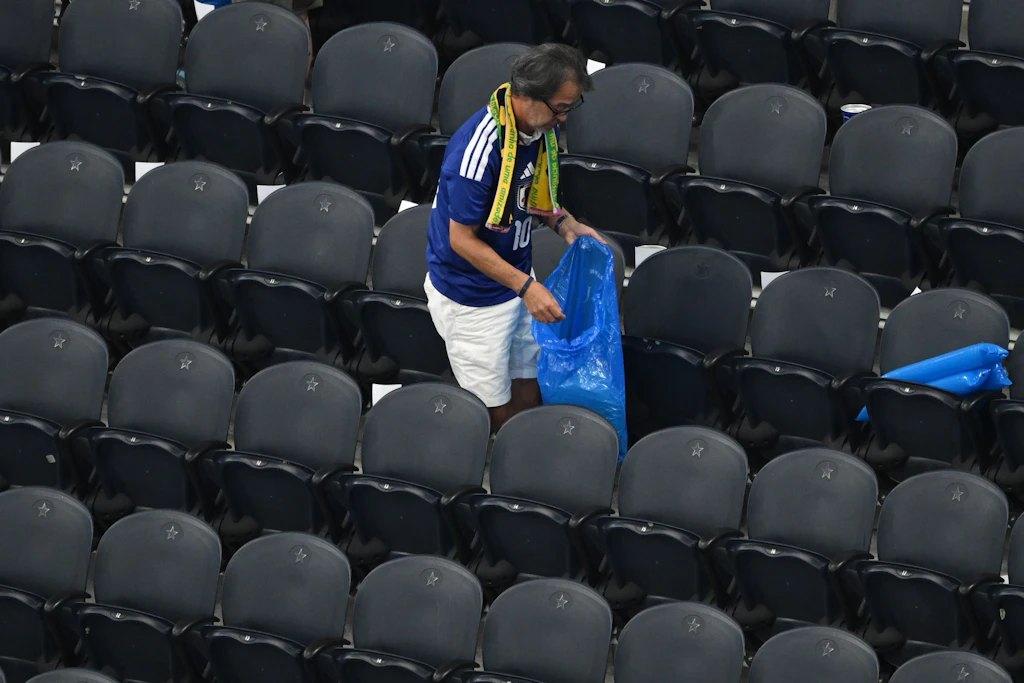 Japan-Fans räumen bei der WM das Stadion auf – Tradition seit 1998
