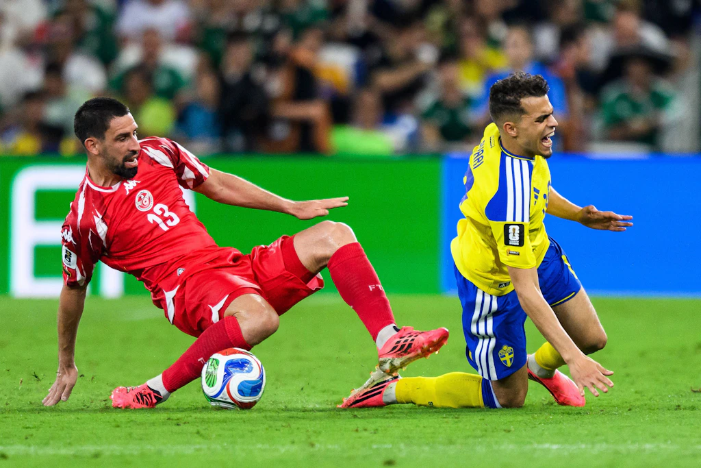 So kampfbetont wie im Trikot des 1. FC Union Berlin ist Rani Khedira (l.) auch bei seiner WM-Premiere mit Tunesien gegen Schweden zu sehen gewesen.