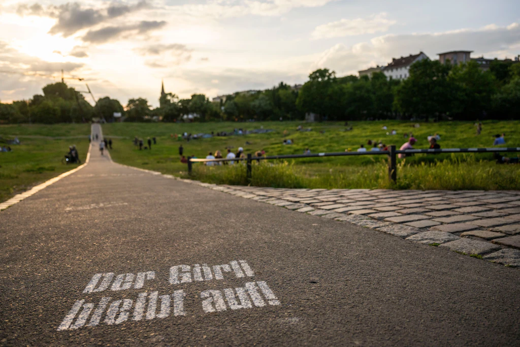 Besucher sitzen bei Sonnenuntergang im Görlitzer Park.