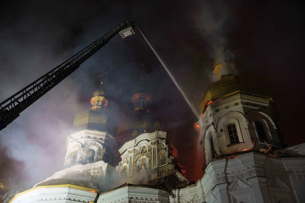 Rettungskräfte löschen nach einem russischen Angriff auf Kiew einen Brand in der Mariä-Entschlafens-Kathedrale der Kiewer Höhlenkloster.