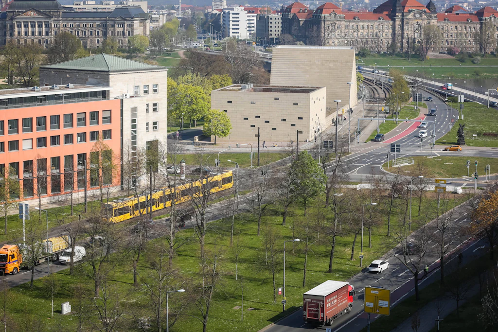 Blick auf St. Petersburger Straße und die alte Carolabrücke: Was mit der Straße und dem breiten Grünstreifen im Zuge des Brückenneubaus passiert, ist noch offen. (Archivbild)