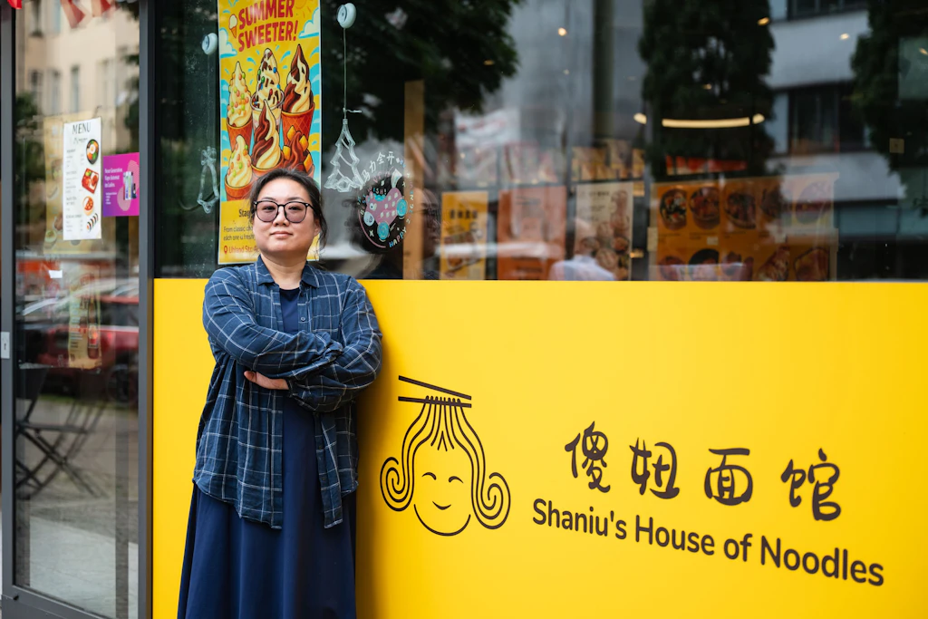 „Wenn jemand sagt, es war sehr lecker, gehe ich glücklich nach Hause“: Xiangshi Cui vor ihrem Restaurant.