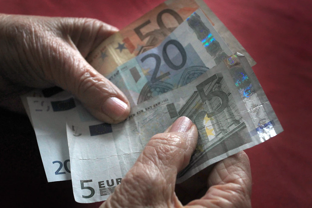 Für viele Witwen in Berlin entscheidet jeder Euro, ob die Wohnung noch zu halten ist – ab 1. Juli zählt die Einkommensanrechnung mit. (Symbolbild)