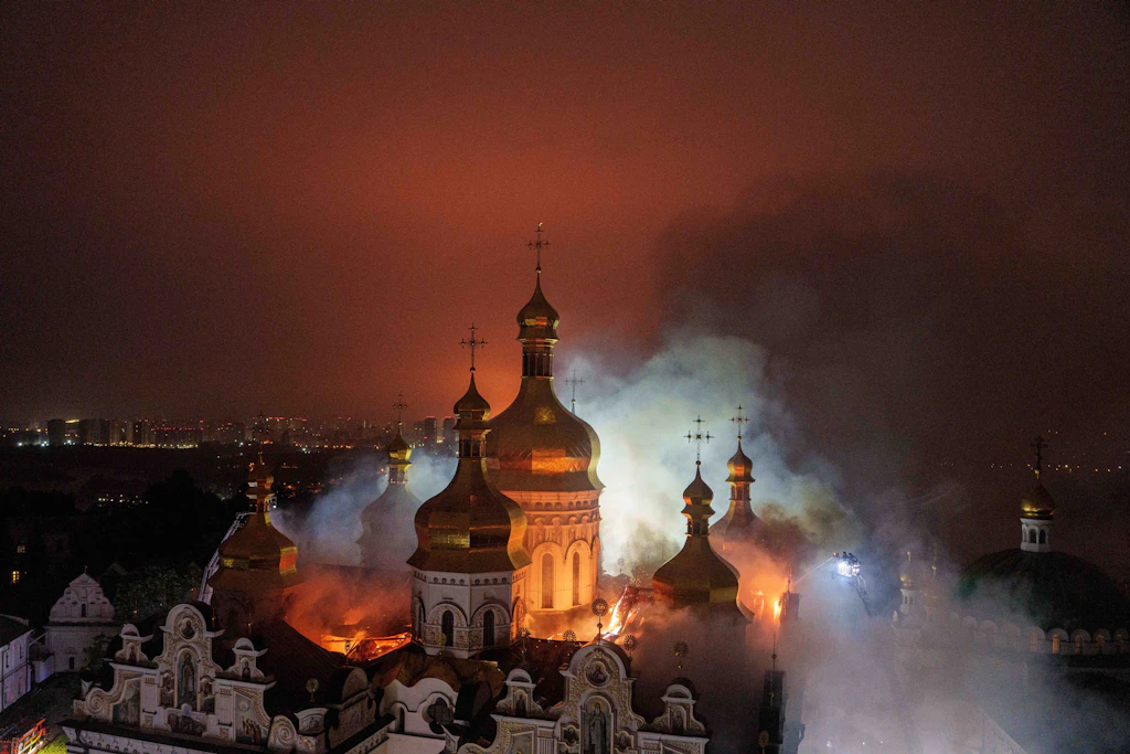 Russischer Großangriff auf Kiew: UNESCO-Welterbe brennt, mindestens elf Tote