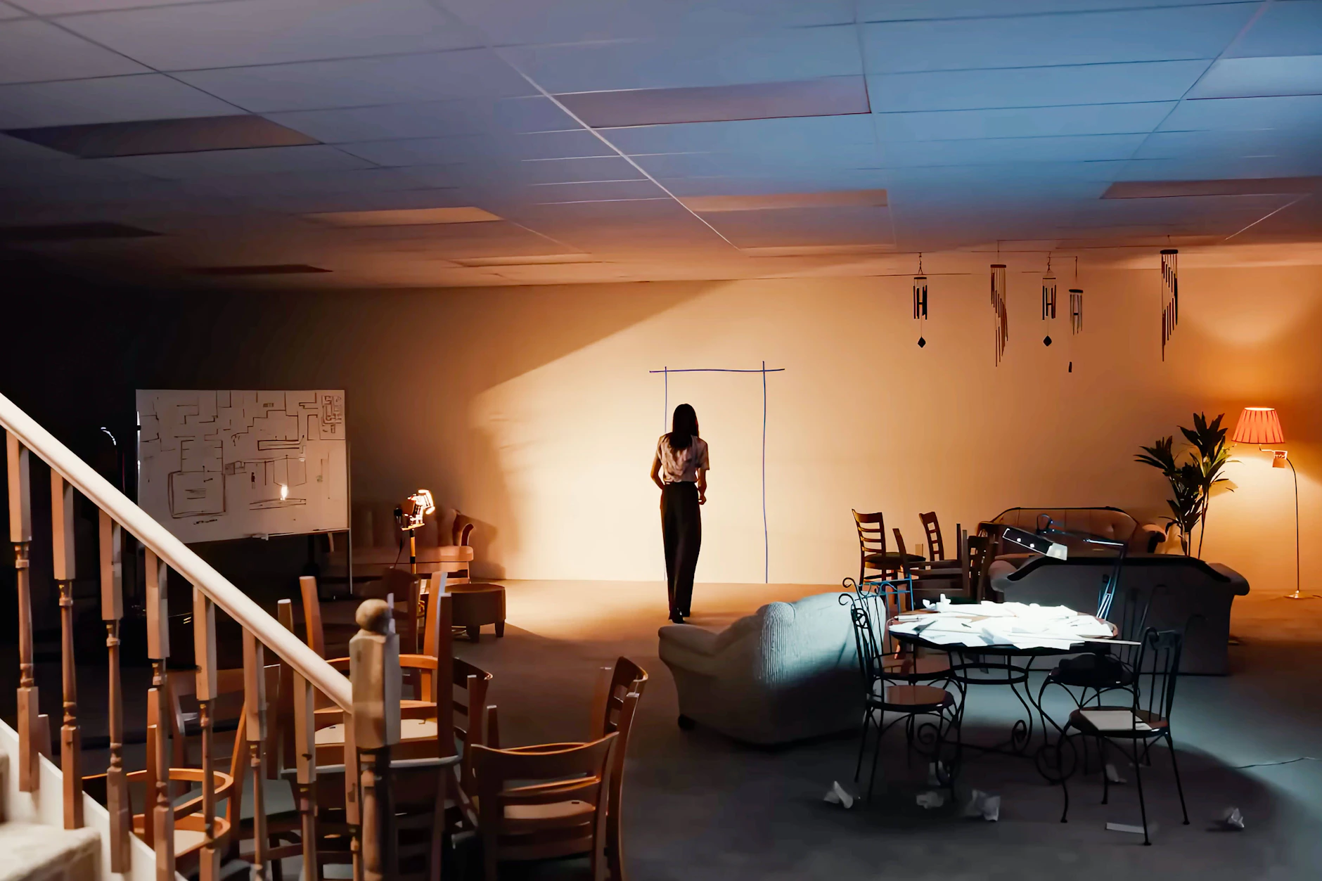 Eingänge zu den Backrooms können sich überall befinden. Im Horrorfilm Backrooms liegt die Pforte versteckt in einem Möbelhaus.
