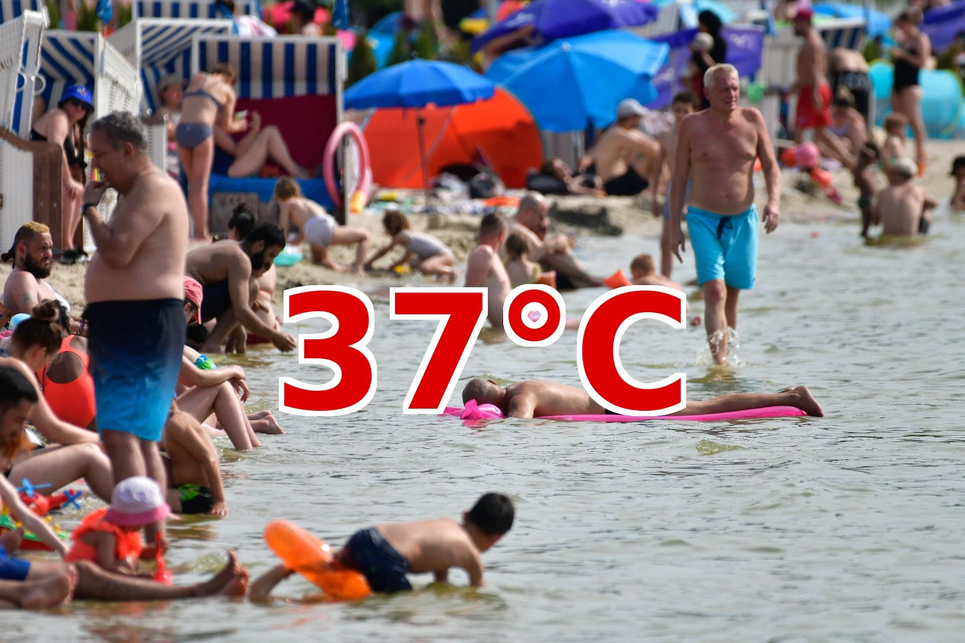 Bis zu 37 Grad! Am Wochenende ist in Berlin Abkühlung gefragt. Das Strandbad Wannsee wird voller als ein Strand auf Mallorca sein.