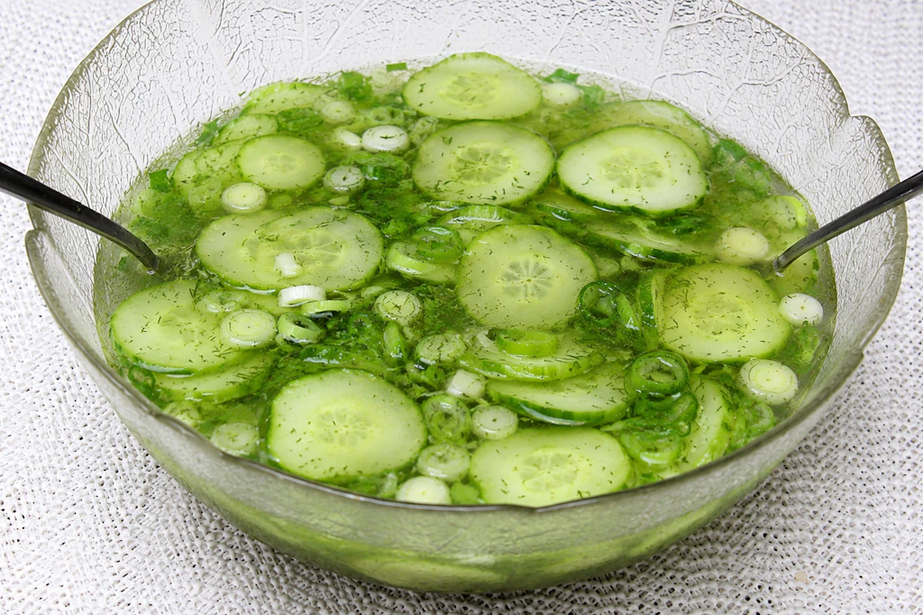 Frischer Gurkensalat gehört auch heute noch zu den beliebtesten Beilagen für einen Grillabend.