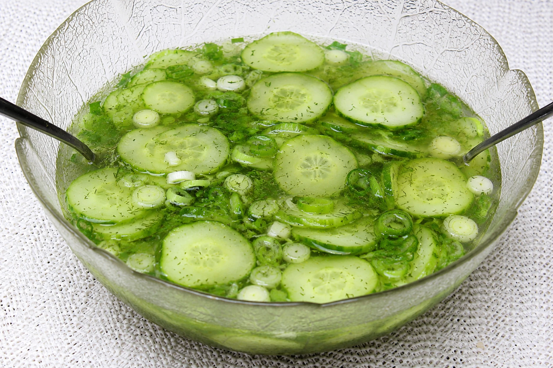 Frischer Gurkensalat gehört auch heute noch zu den beliebtesten Beilagen für einen Grillabend.